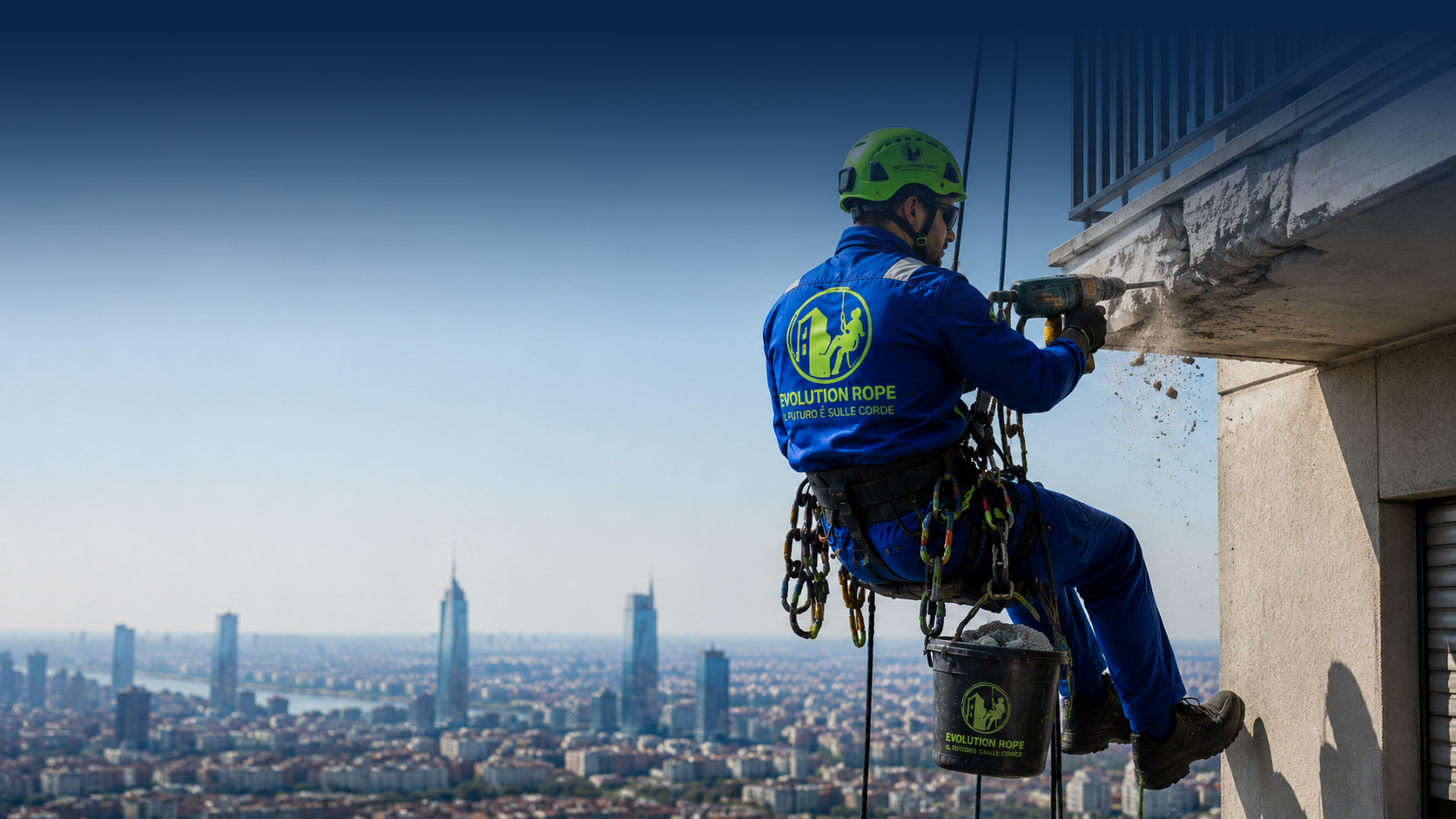 Operaio specializzato durante un intervento di ristrutturazione edilizia